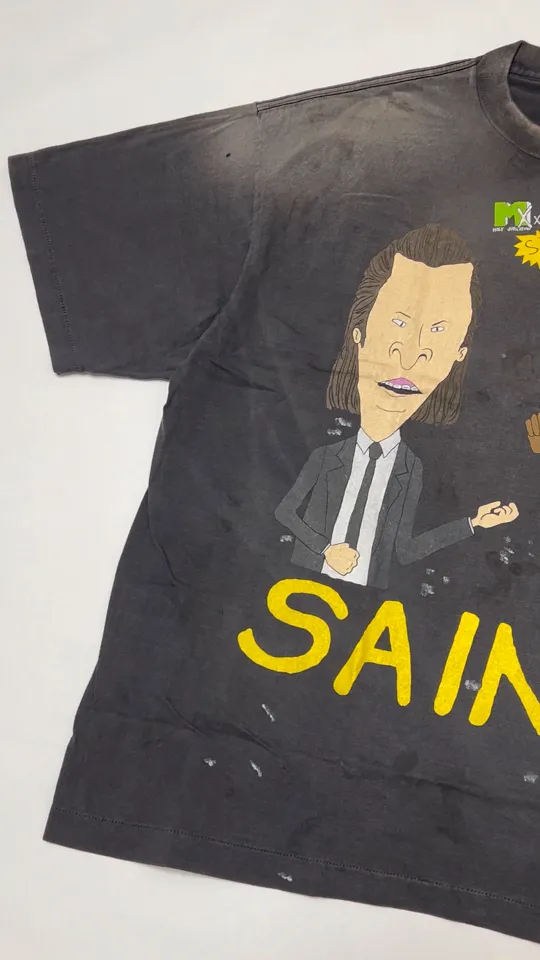 SAINT Mxxxxxx RAPTURE SS TEE/BLK Beavis and Butt-Head anime character TEE. Washed black S-XL. The print is from the characters of the American classic animation "Beavis and Butt-Head". It also pays tribute to the two classic killer characters in "Pulp Fiction". It is very witty and humorous. The whole garment is washed again.